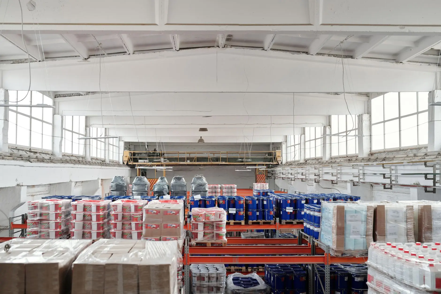 Furniture export packaging and industrial warehouse logistics operations.