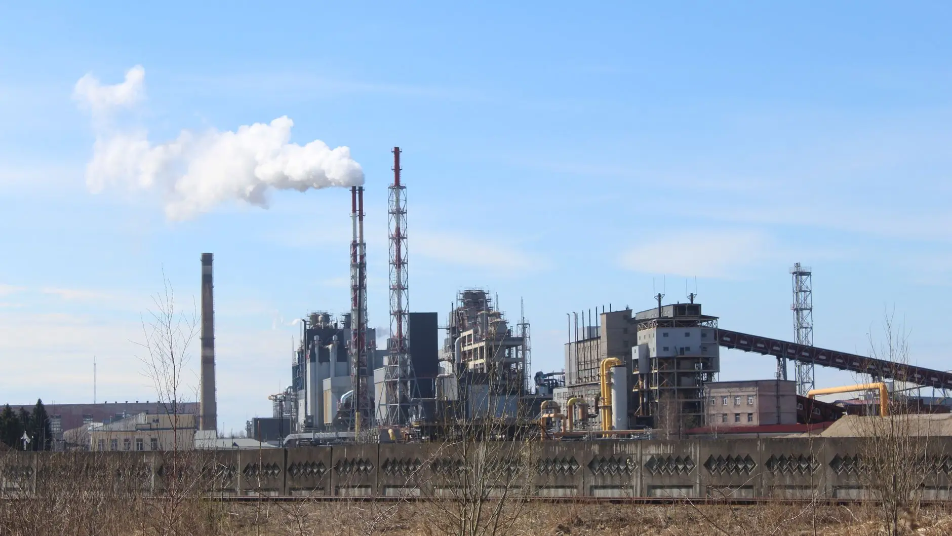 Industrial steel manufacturing facility in Türkiye producing materials for export.