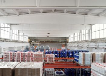 Furniture export packaging and industrial warehouse logistics operations.